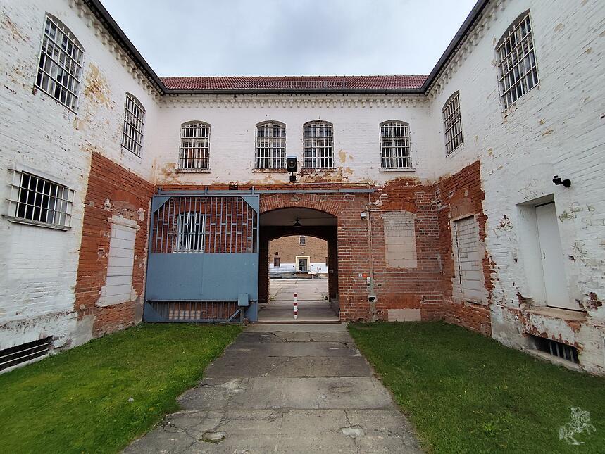 Vergitterte Fenster und ein gesichertes Gefängnistor: Die alte Architektur löst immer noch bklemmende Gefühle aus.