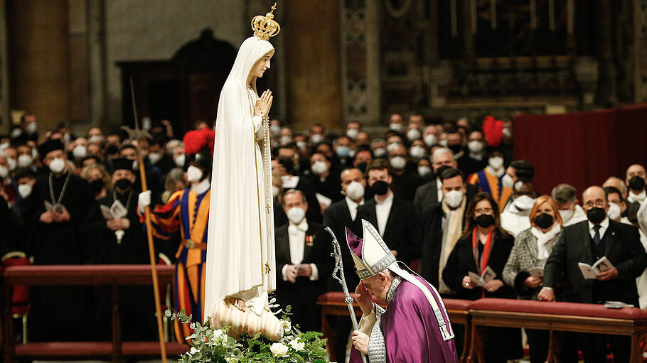 Papst Franziskus vor einer Marienfigur