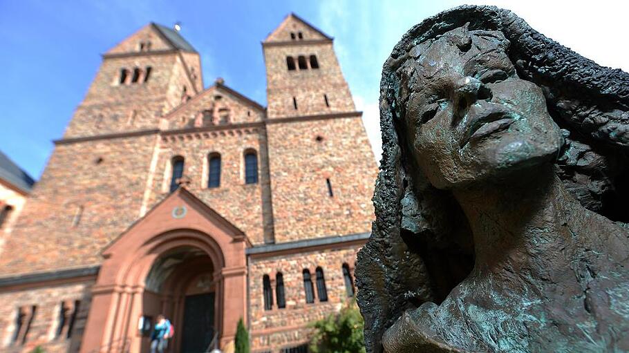 Bronzestatue der heiligen Hildegard von Bingen vor der Abtei St. Hildegard
