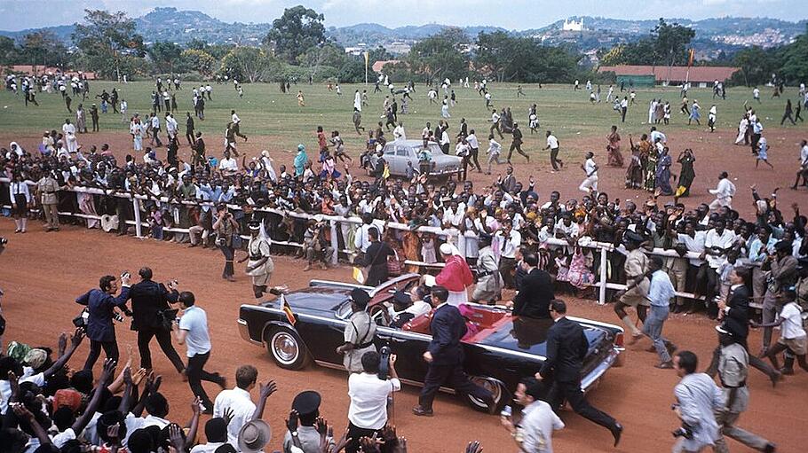 Pope Paul VI is greeting the exulting people in the outskirts of Kampala