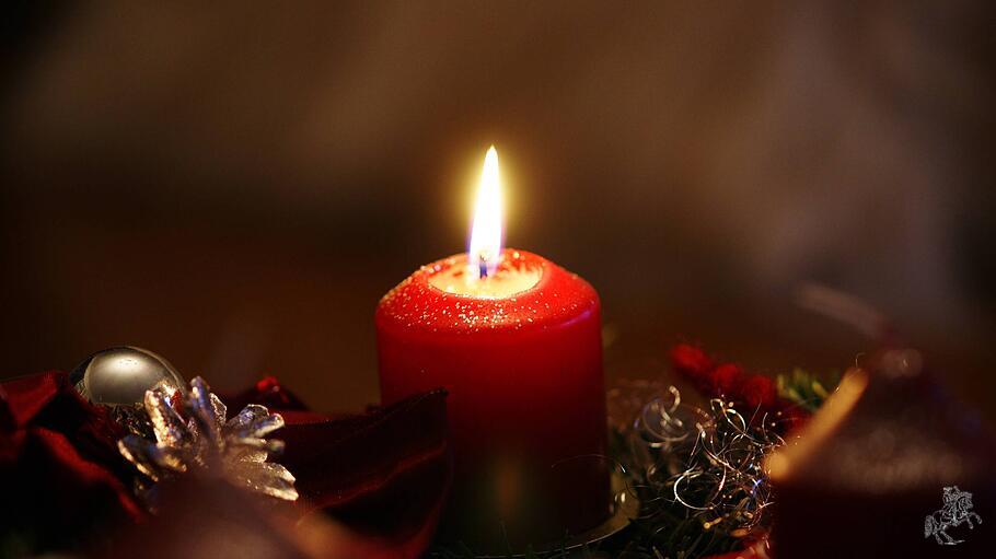 Eine brennende Kerze im Advent.