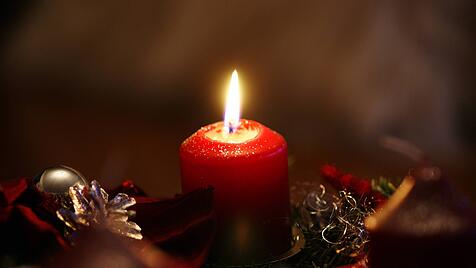 Eine brennende Kerze im Advent.