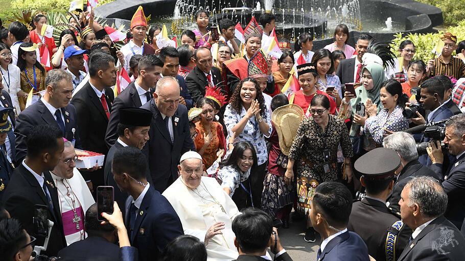 Der Papst in Indonesien: Bei seiner ersten Rede appelliert Franziskus für das „Bindegewebe“, das den Vielvölkerstaat zusammenhält.