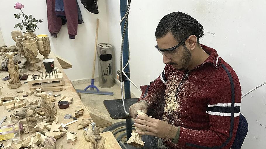 "Jede Arbeit hat ihren Preis": Ein Holzschnitzer in der Werkstatt