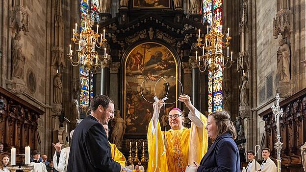 Bischof Hermann Glettler nahm symbolisch  zwei große Eheringe in Empfang