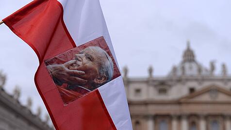 Katholisch geprägtes Polen: Fahne mit  Papst Johannes Paul II. Bild