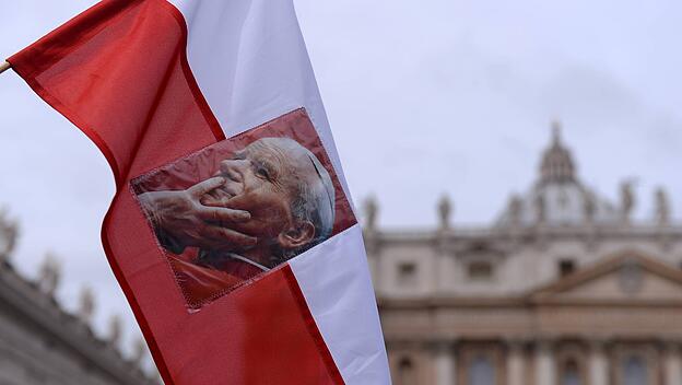 Katholisch geprägtes Polen: Fahne mit  Papst Johannes Paul II. Bild