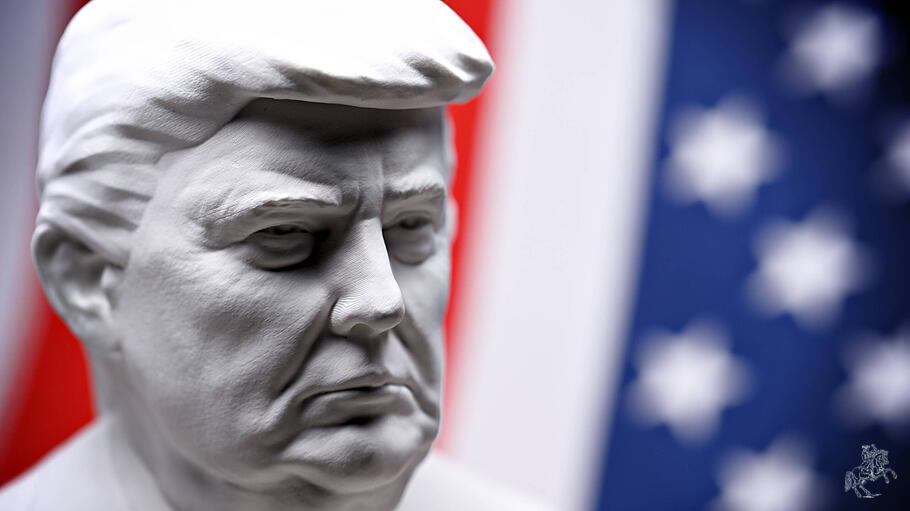Büste von US-Präsident Donald Trump vor US-Fahne