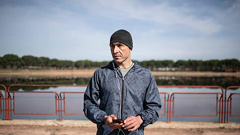 Runner man with phone on the lake Barcelona, Catalonia, Spain CR_ZVWBHP220725-1015325-01 ,model released, Symbolfoto