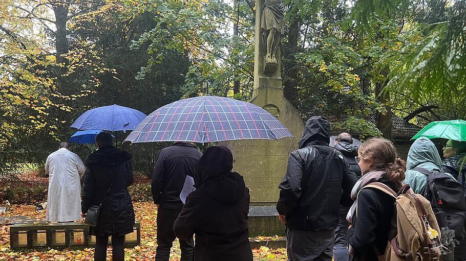 Gräbersegnung im Regen