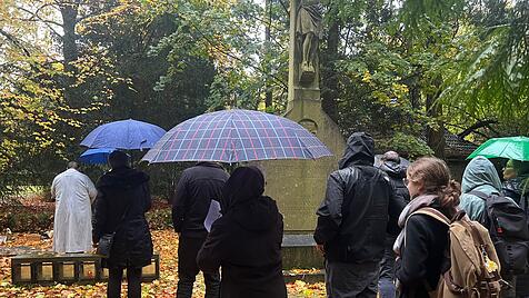 Gräbersegnung im Regen