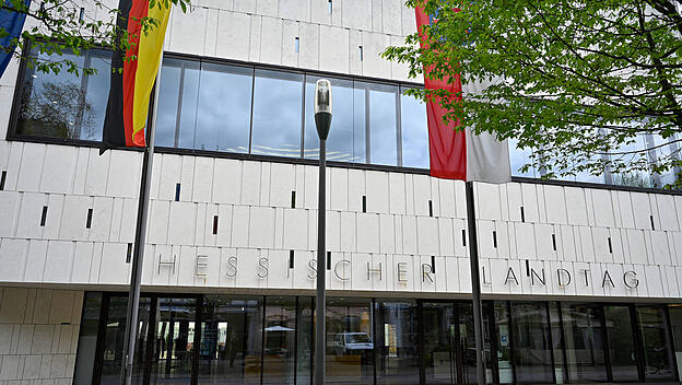 Fassade und Eingang des Plenargebaeudes des Hessichen Landtags in Wiesbaden (Foto vom 26.04.2023). Der Hessische Landtag