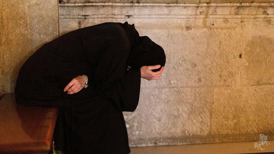 Orthodoxe Ordensfrau beim Gebet