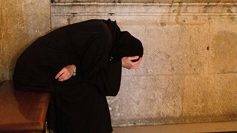 Orthodoxe Ordensfrau beim Gebet