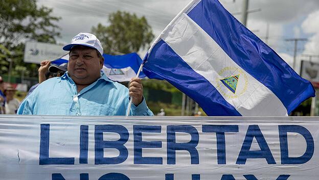 Journalisten fordern in einem Protest Meinungsfreiheit gegen das Regime Daniel Ortegas.