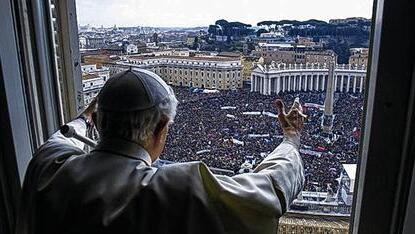 Besonders viele Gläubige kamen am Sonntag auf den Petersplatz, um ein letztes Mal mit Benedikt XVI. den Angelus zu beten.