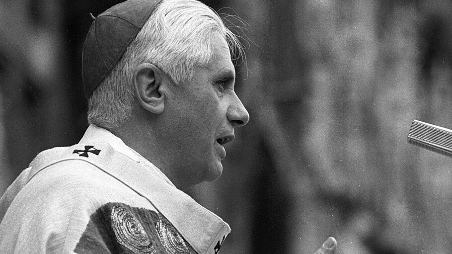 Joseph Kardinal Ratzinger während der Fronleichnamsmesse in München, 1981