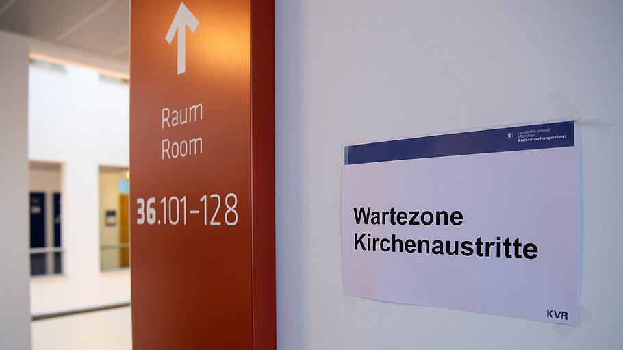 Schild: "Wartezone Kirchenaustritte"