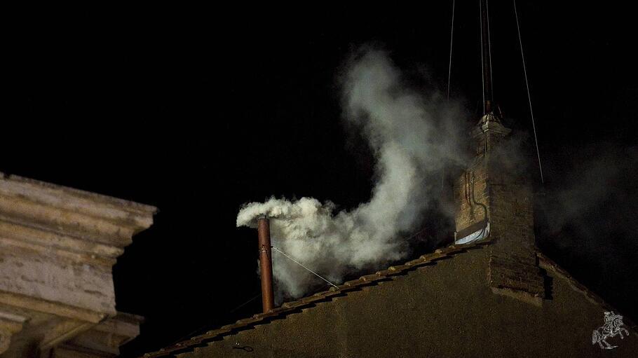 Weißer Rauch über der Sixtinischen Kapelle