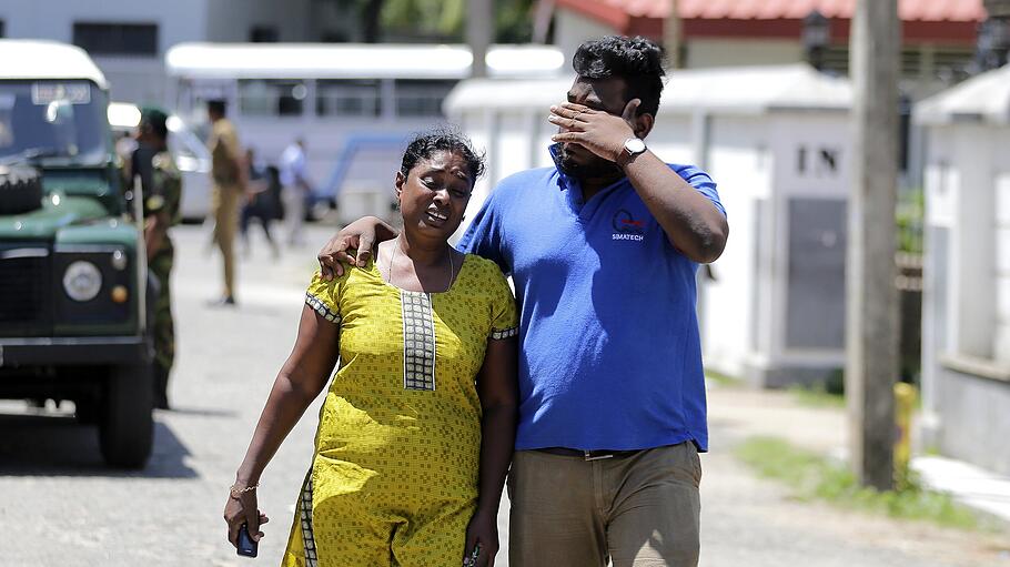 Sri-lankisches Paar verläßt trauernd eine Leichenhalle