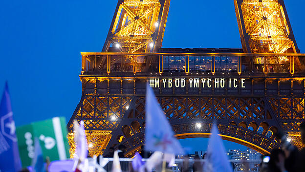 Auf dem Marsfeld vor dem Eiffelturm wird die Aufnahme von Abtreibung als Verfassungsrecht gefeiert