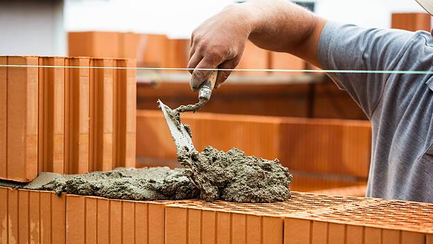 Bauarbeiter beim Mauern.