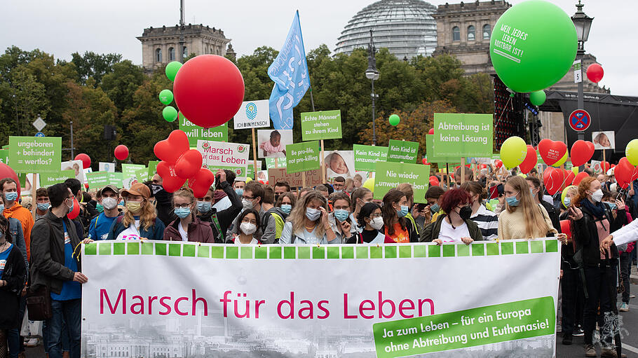 Teilnehmer und Teilnehmerinnen an der Demonstration "Marsch für das Leben" 2021 gehen unweit des Reichstages.