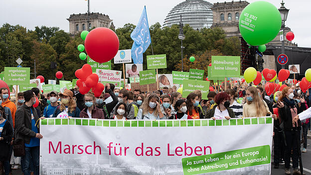 Teilnehmer und Teilnehmerinnen an der Demonstration "Marsch für das Leben" 2021 gehen unweit des Reichstages.