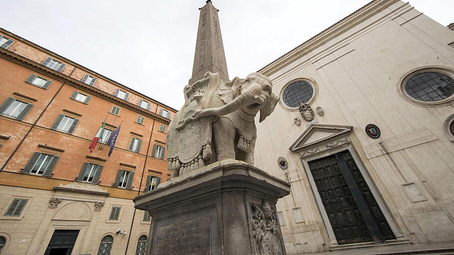 In der Kirche S. Maria sopra Minerva in Rom ist das Grab der Heiligen Katharina von Siena.