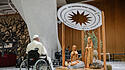 Papst Franziskus vor Krippe in der Audienzhalle