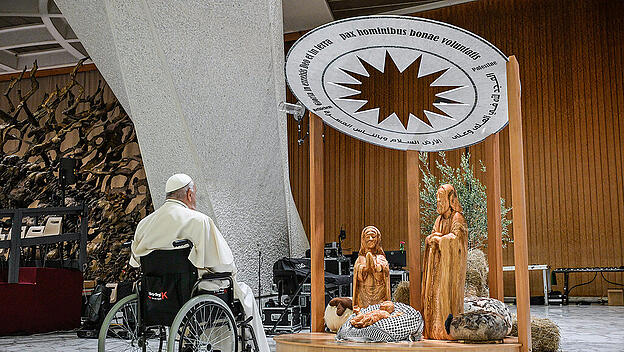 Papst Franziskus vor Krippe in der Audienzhalle