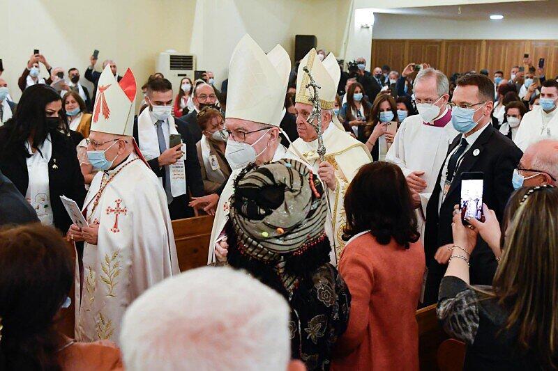 Papst Franziskus: Liturgischer Einzug zur Heiligen Messe in Bagdad