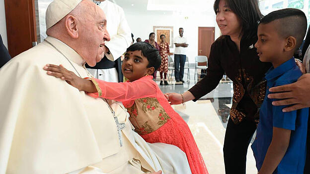 Papst mit jungen Pilgern in Indonesien