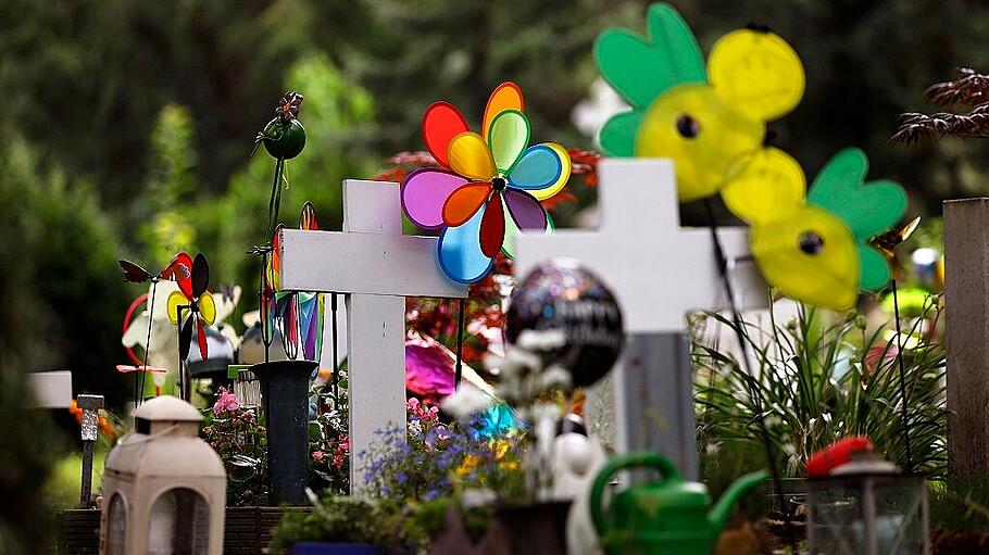 Windspiele schmücken Kindergräber auf dem Melaten-Friedhof.