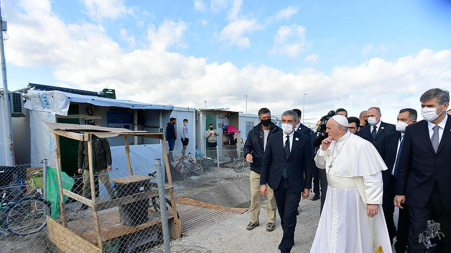 Papst Franziskus geht durch das Migrantenlager Camp Kara Tepe. Die Migration als Thema begleitet Franziskus durch sein Pontifikat.