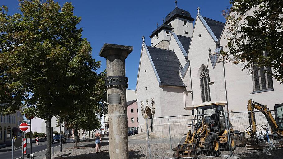 Gedenkstele steht heute vor der Michaeliskirche, wo sich Oskar Brüsewitz selbst verbrannt hat