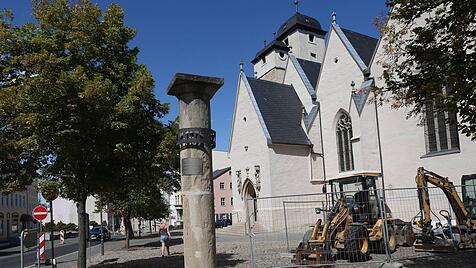 Gedenkstele steht heute vor der Michaeliskirche, wo sich Oskar Brüsewitz selbst verbrannt hat