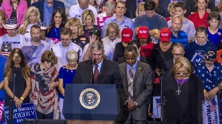 Franklin Graham betet bei einem Wahlkampf von Trump.