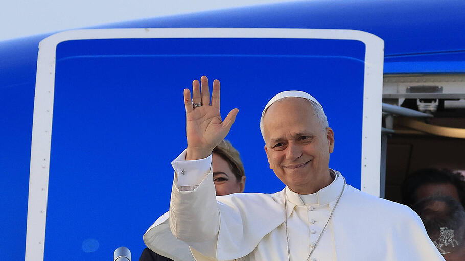 Leo XIV. besteigt das Flugzeug nach Ankara