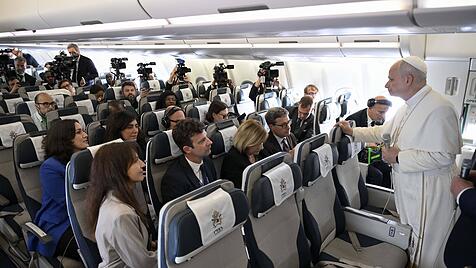 Papst auf dem R&uuml;ckflug von &Auml;quatorialguinea nach Rom