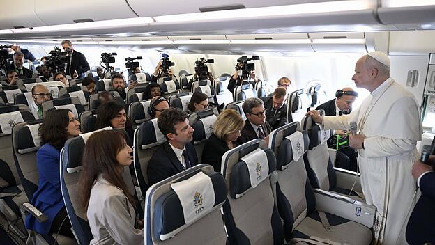 Papst auf dem R&uuml;ckflug von &Auml;quatorialguinea nach Rom