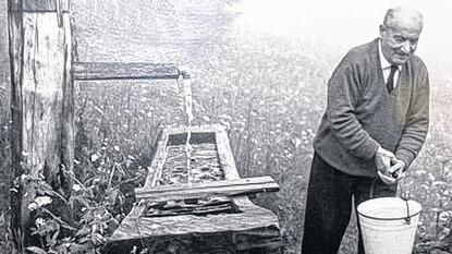Martin Heidegger lebt fernab aller Technik im Schwarzwald mit Quellwasser und ohne elektrisches Licht
