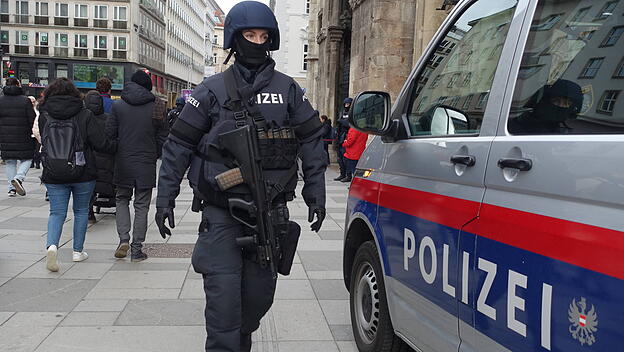 2023: Terror Warnung für Wien - Stephansdom Wien, Stephansplatz, 26. 12. 2023 Polizei bewacht Stephansdom und Stephansplatz **
