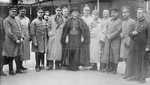 Felix Kardinal von Hartmann mit Milit&auml;rs im ersten Weltkrieg