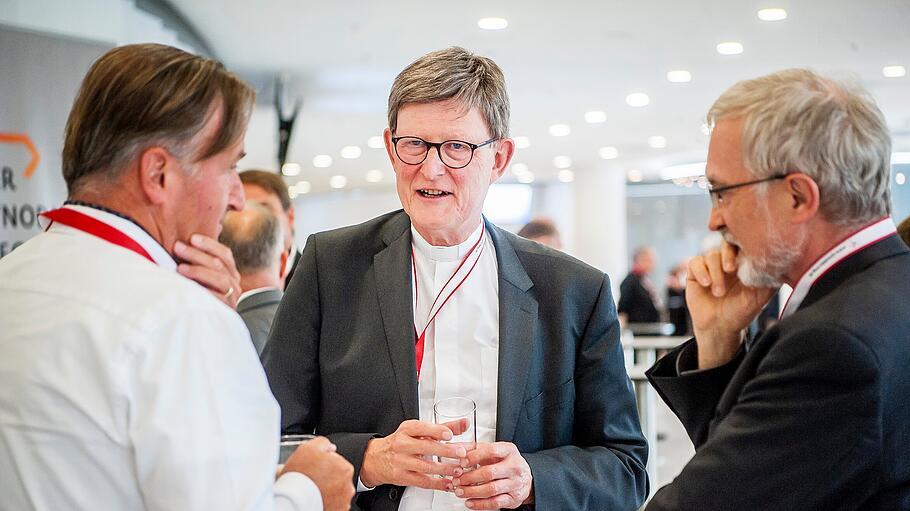 Erzbischof  Woelki im Gespräch bei der 4. Synodalversammlung