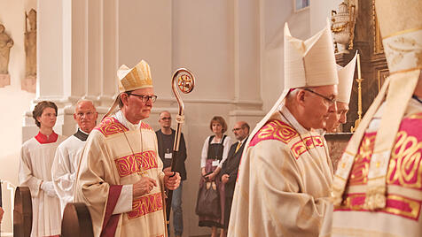 Einzug der Bischöfe beim Festhochamt zu 75 Jahre Tagespost