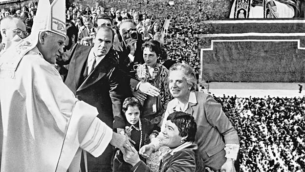 Papst Johannes Paul II bei einem Gottesdienst auf dem Petersplatz am Weltmissionssonntag 1978