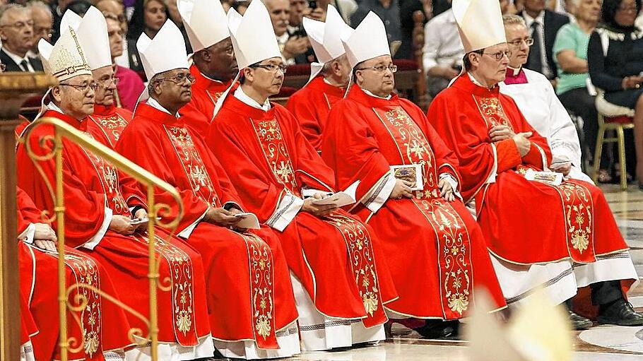 Erzbischöfe  im Juni 2015 im Petersdom beim Pallium