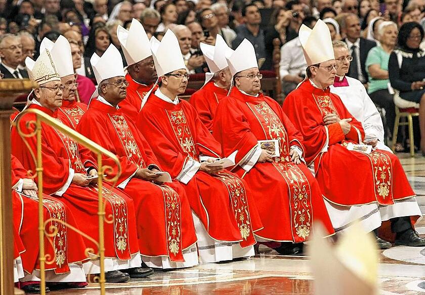 Erzbischöfe  im Juni 2015 im Petersdom beim Pallium