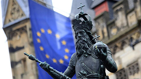Statue Karl der Große mit Europafahne